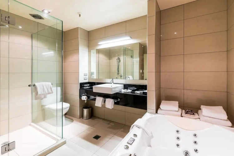 Deluxe Suite with lake view