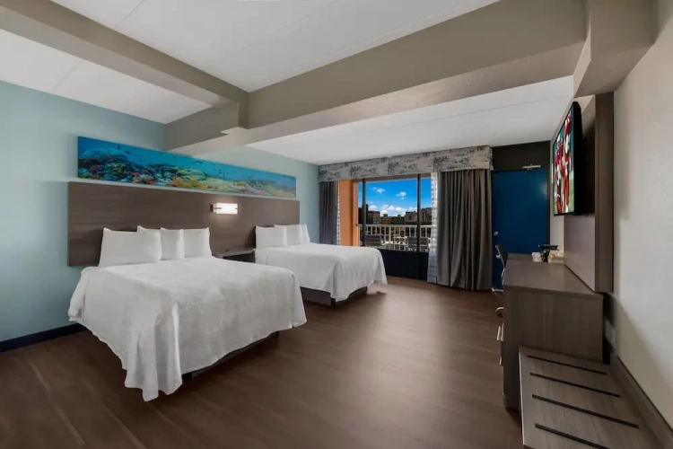 Premium Quadruple room with balcony and with partial ocean view