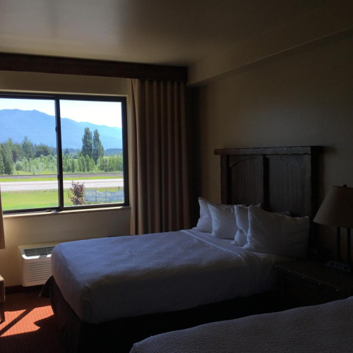 Glacier International Lodge