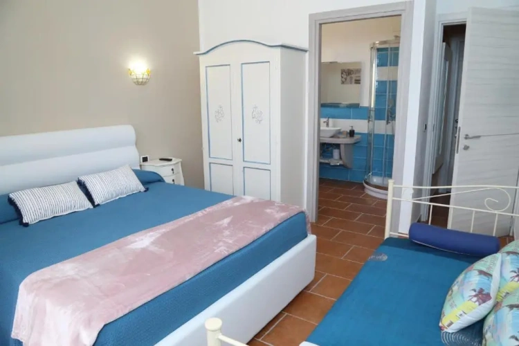 Standard Triple room with garden view