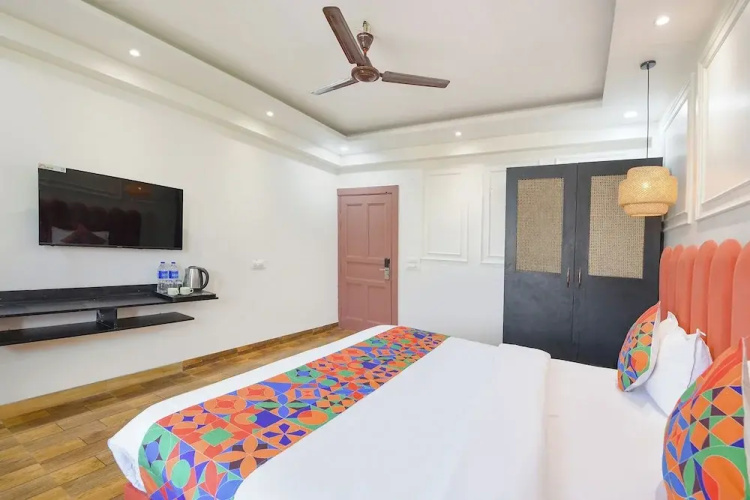 Fabhotel The White Pepper