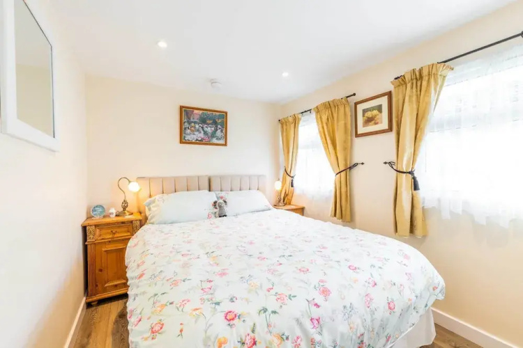 Host Stay Two Hoots Chalet