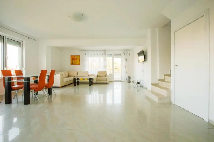 Apartment with sea view