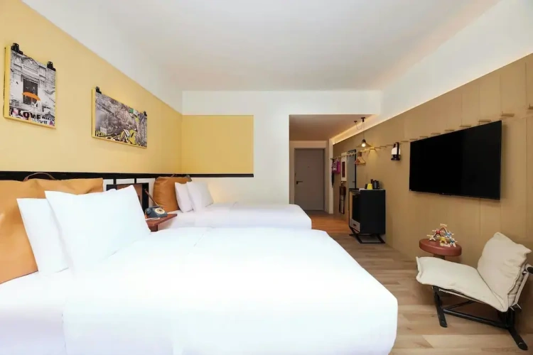 Premium Twin room with courtyard view