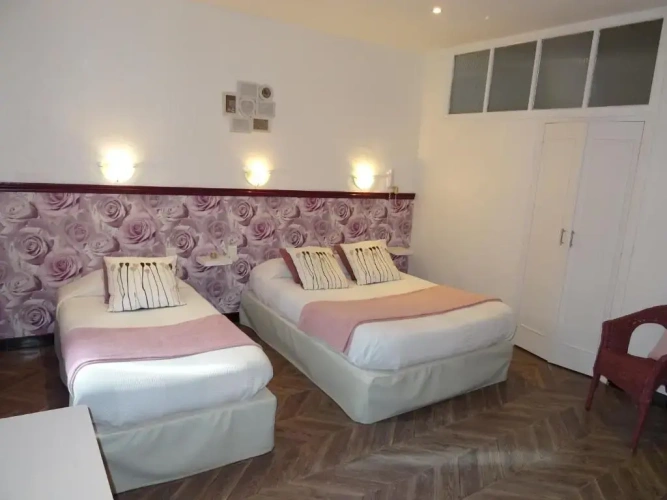 Standard Triple room with city view