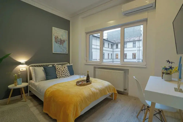 Central 4BR Flat - 2 Units Combined with Balconies, Near Cismigiu, 2 Kitchens & 2 Baths