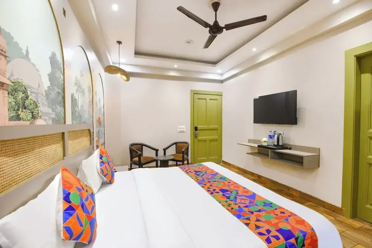 Fabhotel The White Pepper
