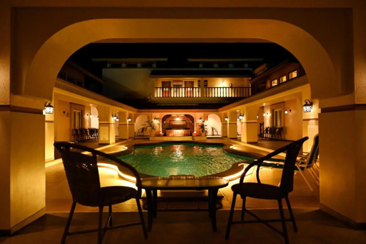 Neonz Resort & Club