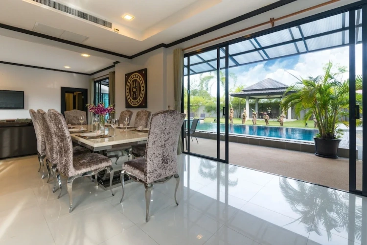 4 Bedrooms Luxury Villa