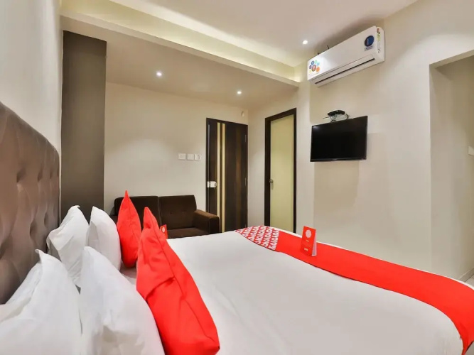 OYO 16122 Hotel Navya Palace