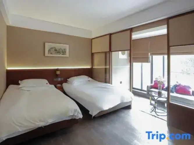 Standard Twin room with mountain view