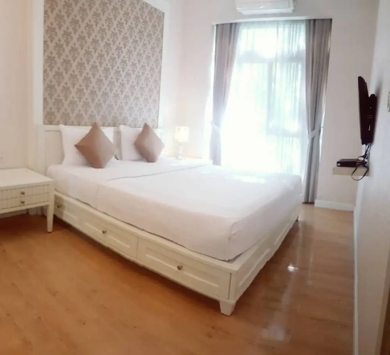 2 Bedrooms Standard Family room with balcony