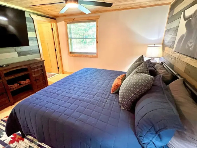 Catons Chapel 3 Bedroom Cabin by RedAwning