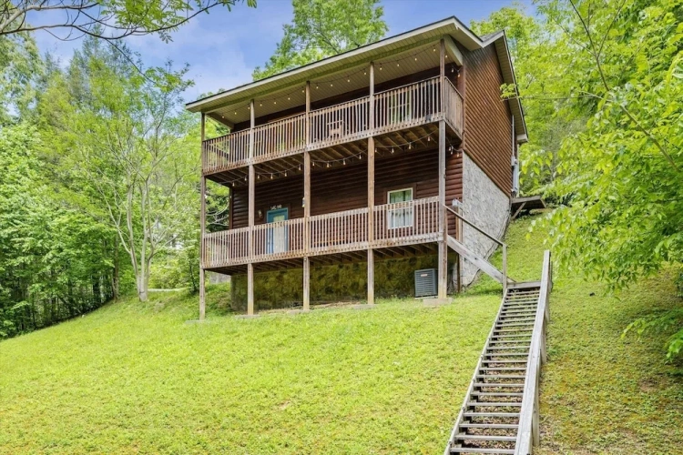 Private Golden Fox Cabin with Grill and Firepit by Redawning