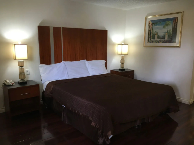 Riverside Inn & Suites