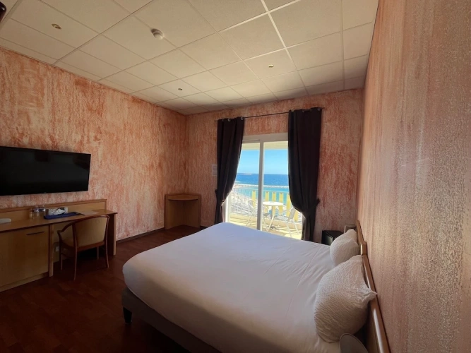 Superior Triple room with city view