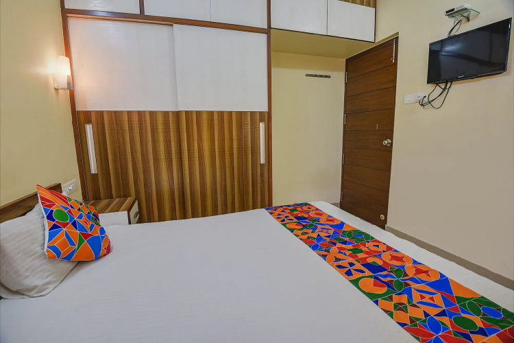 Fabhotel Cruze