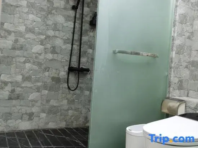 Seek Paradise · Shitang Hostel