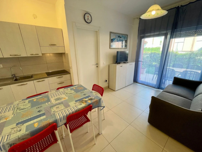 Flat With Private Garden by the sea