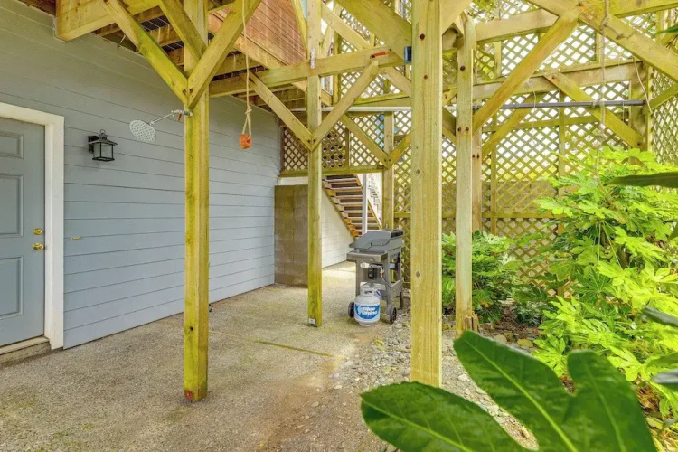 Deck + Walk to Beach: Southern Oregon Coast Home!
