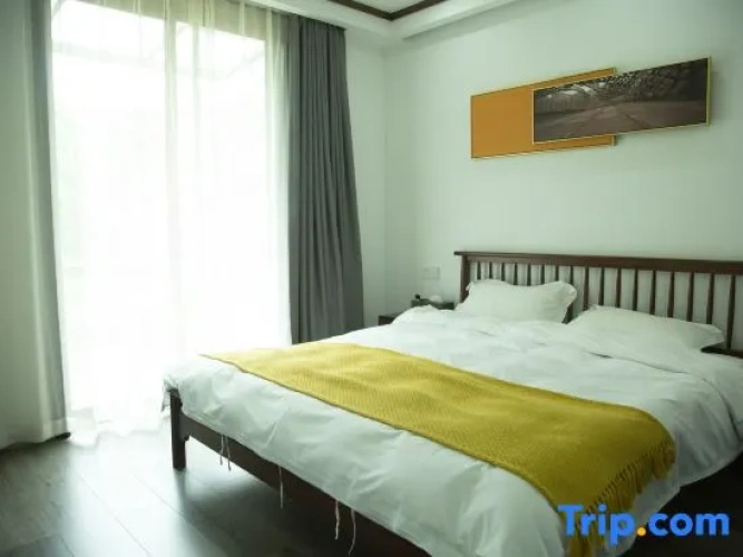 Suite with courtyard view
