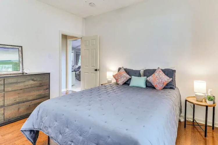 Deck & Greenbelt Access: Lovely Austin Home