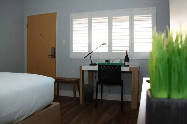 El Royale Hotel Near Universal Studios - Image 7