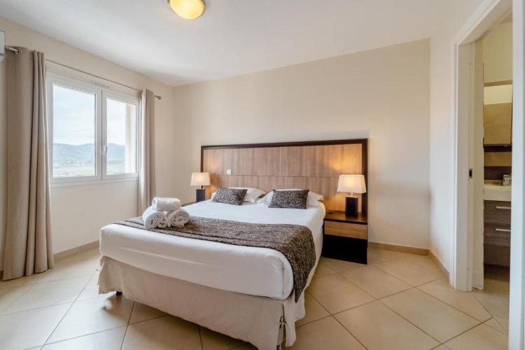 2 Bedrooms Apartment with garden view