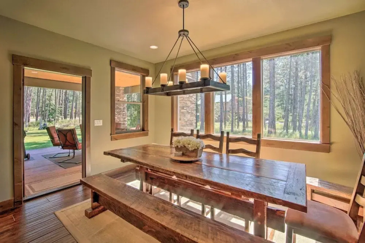 Modern-rustic Ronald Getaway: Hot Tub, Grill!