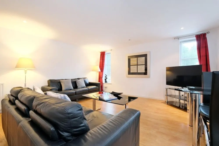 3 Bedrooms Apartment