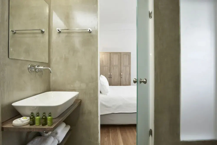 Luxury n Chic Athens Museum Apt
