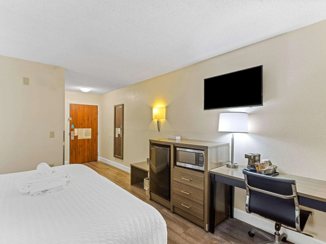 Clarion Pointe Savannah Gateway I-95