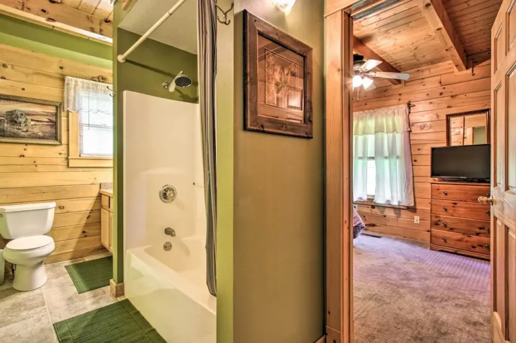 Idyllic Sevierville Cabin: Deck + Smoky Mtn View!