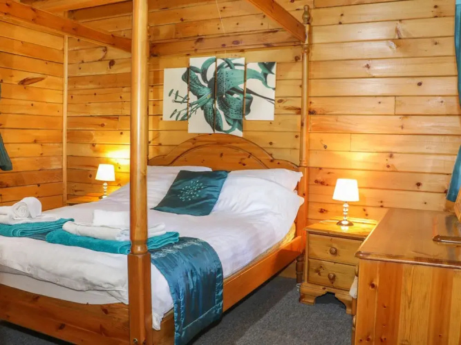 Hollies Lodge