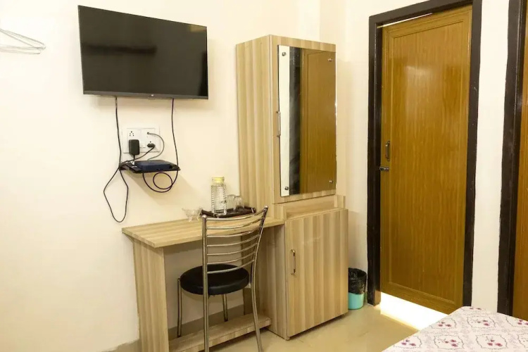 Malini Homes - Food & Lodging