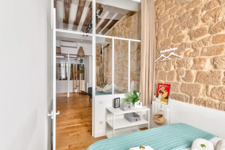 New Stunning 4 Bdrs Apt, With AC – Le Marais