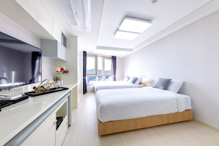Standard Twin Family room with city view