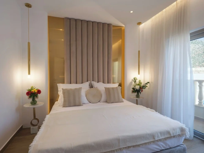 1 Bedroom Suite with balcony and with mountain view