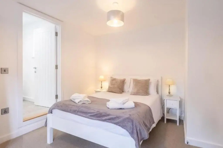 5 Oakes Court
