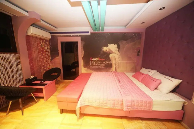 Q-Box Motel