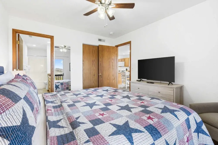 Scenic Lakeview Stay for 5!