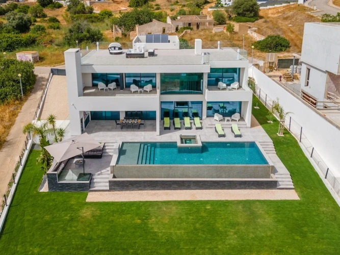 5 Bedrooms Luxury Villa with pool view
