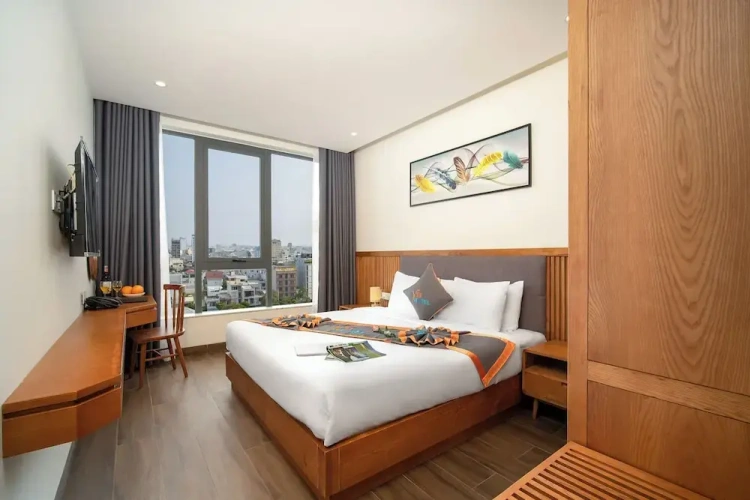 Deluxe Double room with city view