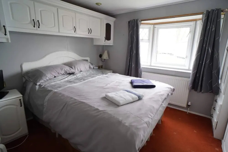 2 Bedroom Caravan , Linen and Pets go Free