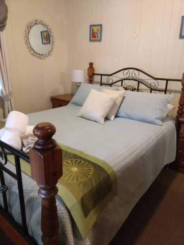 Amiens Cottage. Queenslander, charming, central.