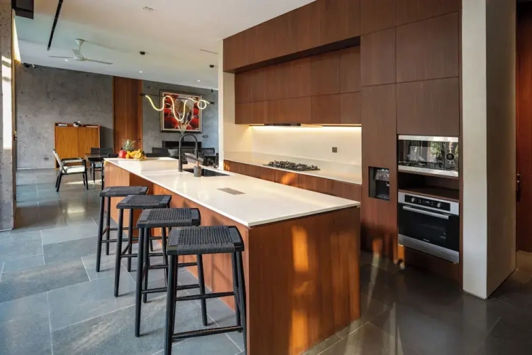 6 Bedrooms Luxury Villa