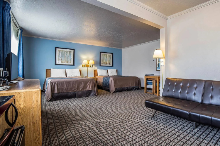Econo Lodge Inn & Suites