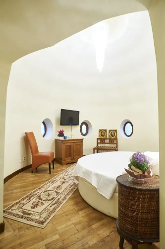 Cozy Attic Room IV