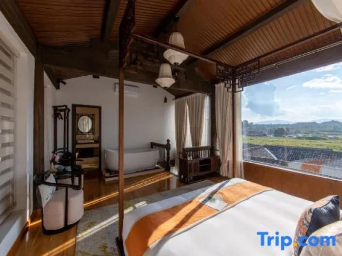 Suite with city view