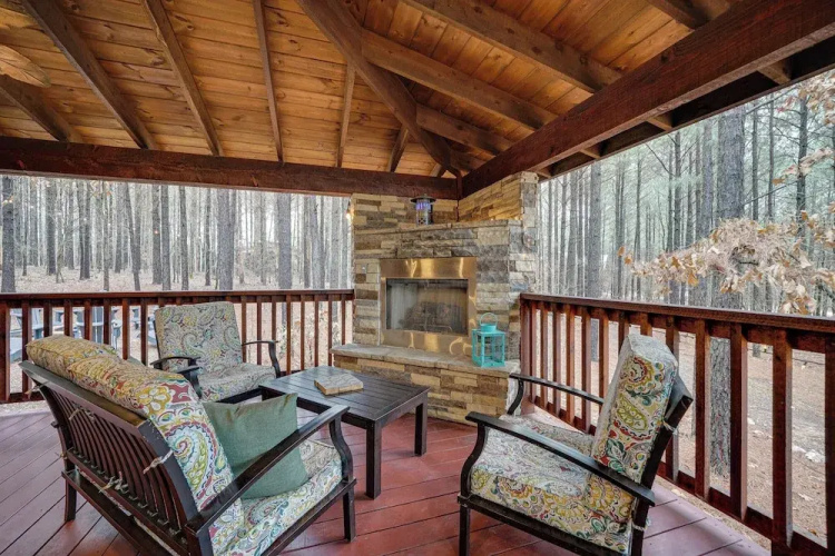 Broken Bow Cabin on 1 Acre w/ Hot Tub & Fire Pit!